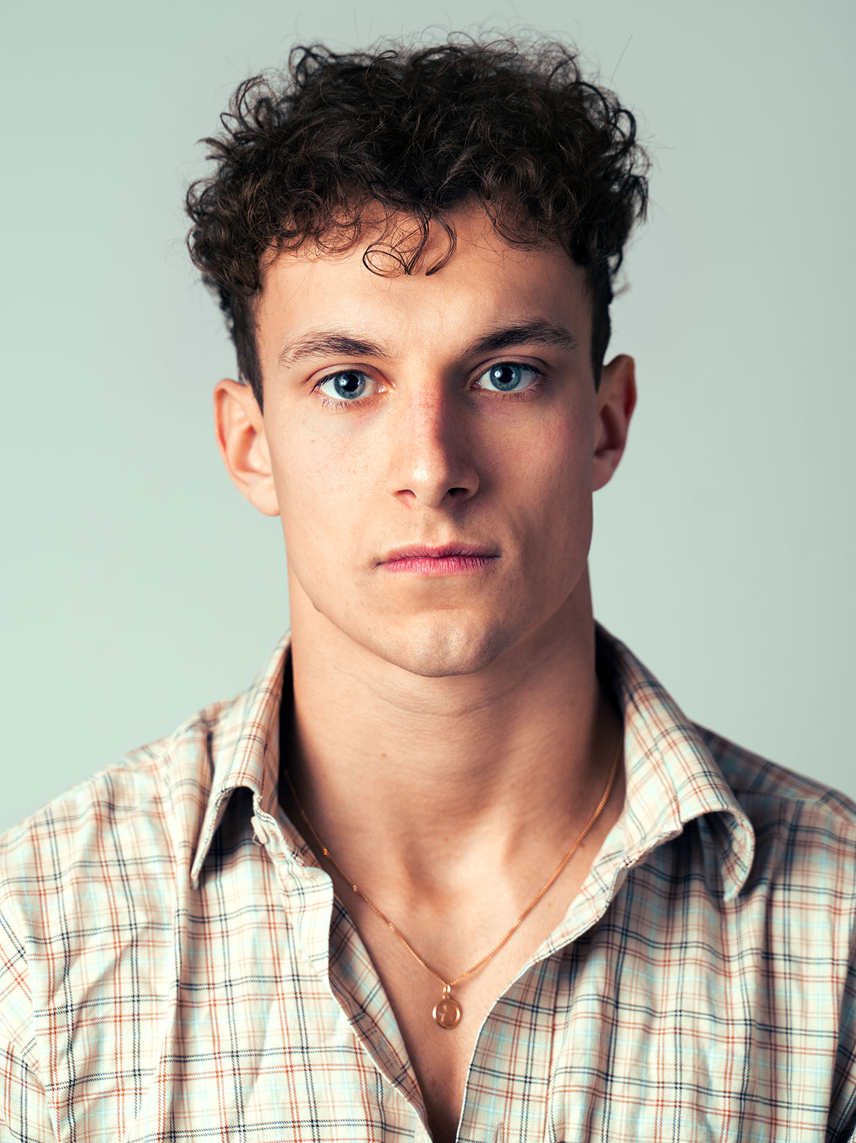 Kunstportrait eines jungen Mannes