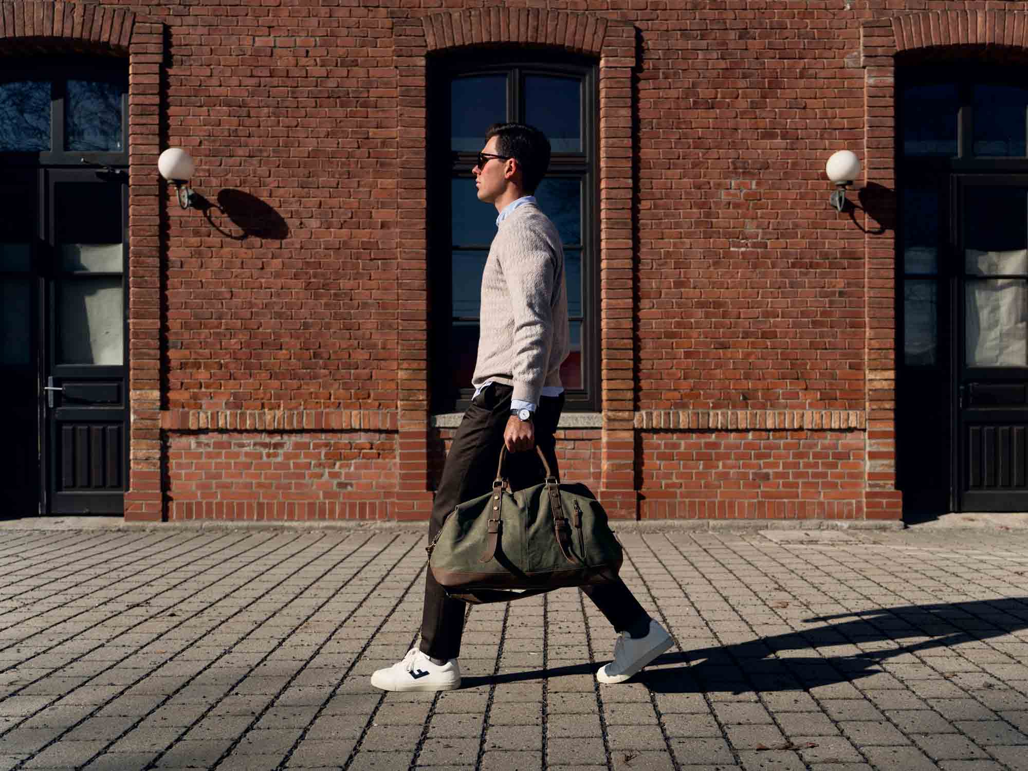 Model am Weg zur Arbeit mit Reisetasche