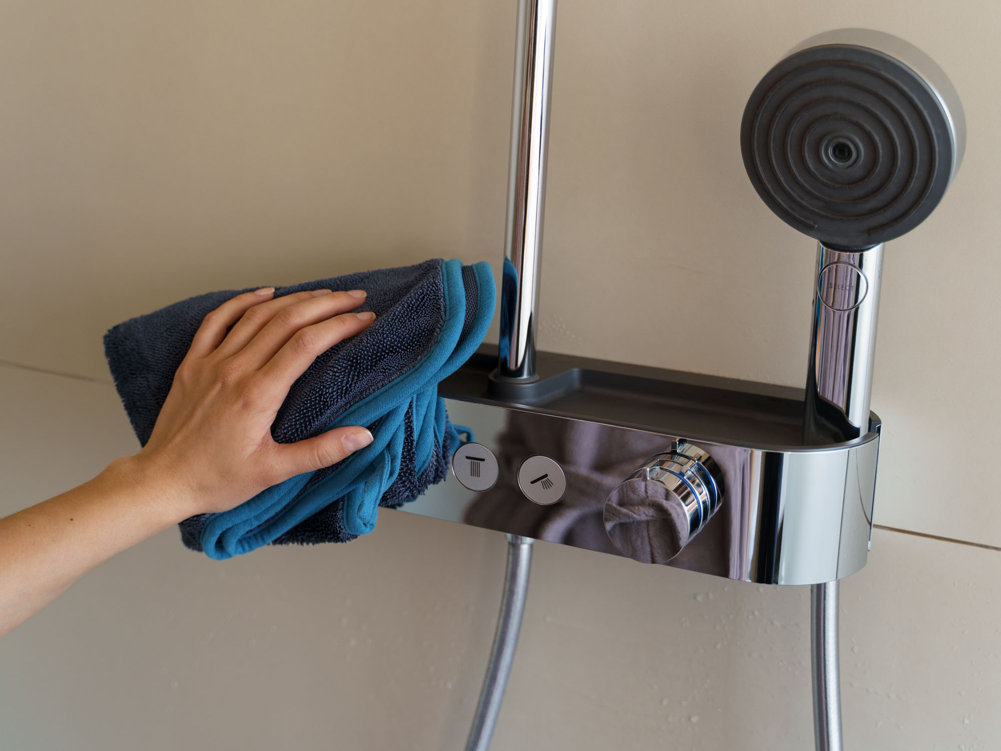 Wasserabsorbierendes Tuch im Einsatz in der Dusche